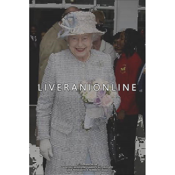 15.5.12 pic David Crump. ROYAL ROTA Pic Shows Her Majesty The Queen along with the Duke of Edinburgh visiting St Mark\'s Church of England Academy in Mitcham. ©photoshot/AGENZIA ALDO LIVERANI SAS - ITALY ONLY - REALI INGLESI: La Regina Elisabetta II d\'inghilterra in visita a Londra