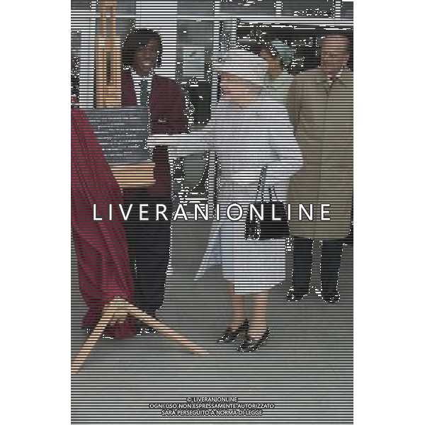 15.5.12 pic David Crump. ROYAL ROTA Pic Shows Her Majesty The Queen along with the Duke of Edinburgh visiting St Mark\'s Church of England Academy in Mitcham. ©photoshot/AGENZIA ALDO LIVERANI SAS - ITALY ONLY - REALI INGLESI: La Regina Elisabetta II d\'inghilterra in visita a Londra