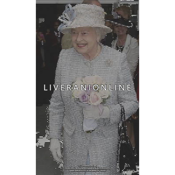 15.5.12 pic David Crump. ROYAL ROTA Pic Shows Her Majesty The Queen along with the Duke of Edinburgh visiting St Mark\'s Church of England Academy in Mitcham. ©photoshot/AGENZIA ALDO LIVERANI SAS - ITALY ONLY - REALI INGLESI: La Regina Elisabetta II d\'inghilterra in visita a Londra