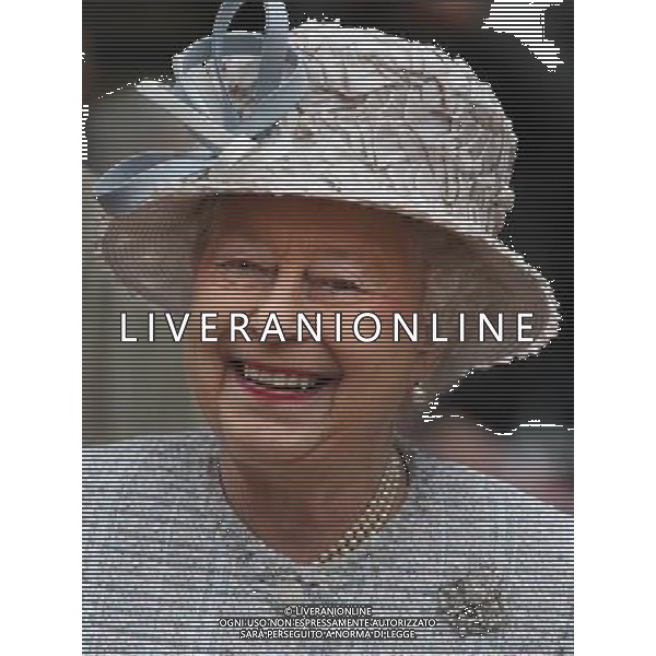 Queen Elizabeth II smiles as she walks through the \'Jubilee Road Street Party\' in Bromley, South London. ©photoshot/AGENZIA ALDO LIVERANI SAS - ITALY ONLY - REALI INGLESI: La Regina Elisabetta II d\'inghilterra in visita a Londra