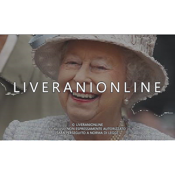 Queen Elizabeth II smiles as she walks through the \'Jubilee Road Street Party\' in Bromley, South London. ©photoshot/AGENZIA ALDO LIVERANI SAS - ITALY ONLY - REALI INGLESI: La Regina Elisabetta II d\'inghilterra in visita a Londra