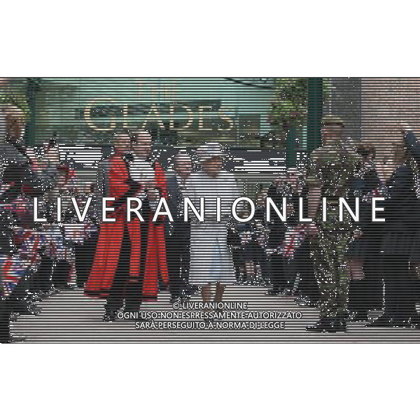 Queen Elizabeth II meets the public after her visit to Glades Shopping Centre in Bromley, South London. ©photoshot/AGENZIA ALDO LIVERANI SAS - ITALY ONLY - REALI INGLESI: La Regina Elisabetta II d\'inghilterra in visita a Londra
