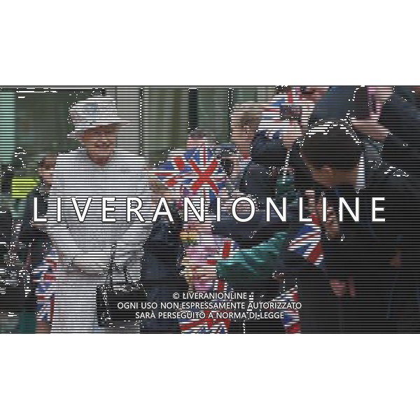 Queen Elizabeth II meets the public after her visit to Glades Shopping Centre in Bromley, South London. ©photoshot/AGENZIA ALDO LIVERANI SAS - ITALY ONLY - REALI INGLESI: La Regina Elisabetta II d\'inghilterra in visita a Londra