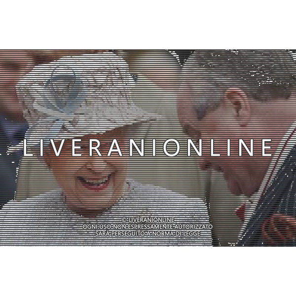 Queen Elizabeth II smiles as she walks through the \'Jubilee Road Street Party\' in Bromley, South London. ©photoshot/AGENZIA ALDO LIVERANI SAS - ITALY ONLY - REALI INGLESI: La Regina Elisabetta II d\'inghilterra in visita a Londra