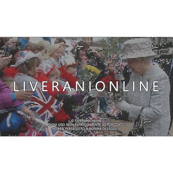 Queen Elizabeth II walks through the \'Jubilee Road Street Party\' in Bromley, South London. ©photoshot/AGENZIA ALDO LIVERANI SAS - ITALY ONLY - REALI INGLESI: La Regina Elisabetta II d\'inghilterra in visita a Londra