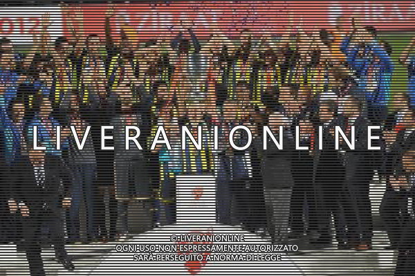 Ziraat Turkish Cup Final Match between Bursaspor and Fenerbahce at 19 mayis Stadium in Ankara on may 16, 2012. Scored: Bursaspor 0 - Fenerbahce 4 Pictured: Fenerbahce players celebrate with the trophy after the match. PUCHAR TURCJI LIGA TURECKA FINAL SEZON 2011/2012 PILKA NOZNA FOT.SESKIM PHOTO/NEWSPIX.PL TURKEY, GERMANY, AUSTRIA AND UK OUT !!! --- Newspix.pl /AGF ALDO LIVERANI SAS - ITALY ONLY - *** Local Caption *** .