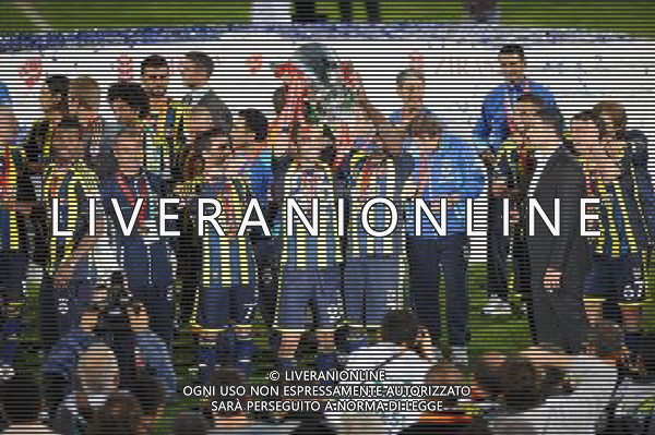 Ziraat Turkish Cup Final Match between Bursaspor and Fenerbahce at 19 mayis Stadium in Ankara on may 16, 2012. Scored: Bursaspor 0 - Fenerbahce 4 Pictured: Fenerbahce players celebrate with the trophy after the match. PUCHAR TURCJI LIGA TURECKA FINAL SEZON 2011/2012 PILKA NOZNA FOT.SESKIM PHOTO/NEWSPIX.PL TURKEY, GERMANY, AUSTRIA AND UK OUT !!! --- Newspix.pl /AGF ALDO LIVERANI SAS - ITALY ONLY - *** Local Caption *** .