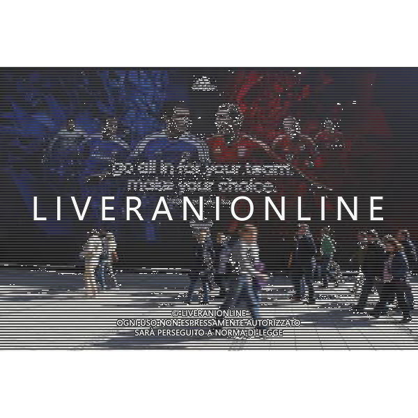 (120518) -- MUNICH, May 18, 2012 () -- People walk past a huge billboard of the champions league final soccer match near Marienplatz in Munich, Germany, May 17, 2012. (/Wang Lili) ©photoshot/AGENZIA ALDO LIVERANI SAS - ITALY ONLY - Preparativi per la finale di Champions League durante il Festival Champions al Olympic Park a Monaco di Baviera, in Germania, 17 maggio 2012 .