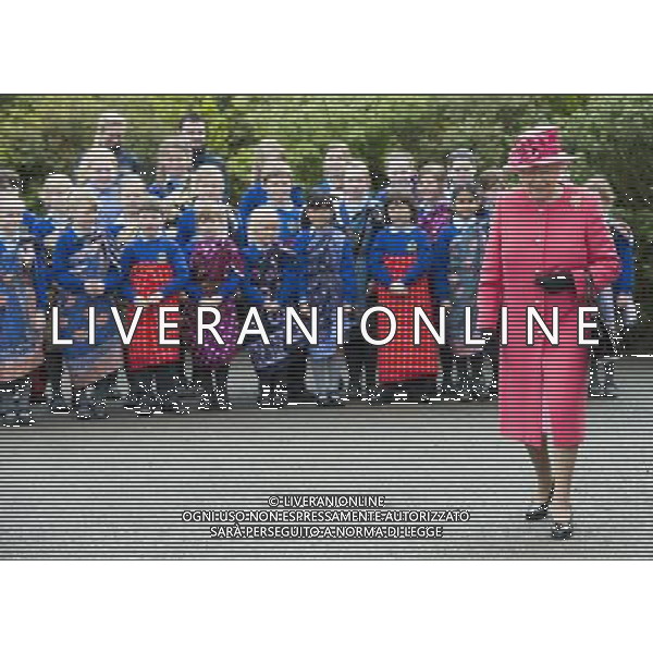 HM The Queen accompanied by HRH The Duke of Edinburgh and visit Chester Zoo where the Queen travelled by Monorail and visited the new Rhino Paddock and unveiled a plaque at the entrance ©photoshot/AGENZIA ALDO LIVERANI SAS - ITALY ONLY - REALI INGLESI: la Regina Elisabetta II d\'inghilterra in visita lo zoo di Chester, percorsa da una monorotaia