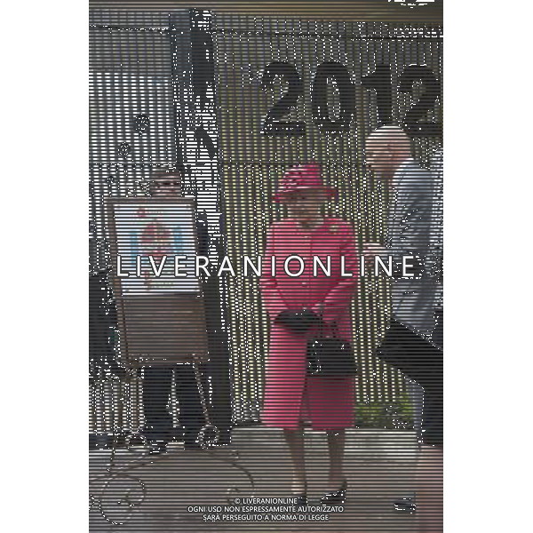 HM The Queen accompanied by HRH The Duke of Edinburgh and visit Chester Zoo where the Queen travelled by Monorail and visited the new Rhino Paddock and unveiled a plaque at the entrance ©photoshot/AGENZIA ALDO LIVERANI SAS - ITALY ONLY - REALI INGLESI: la Regina Elisabetta II d\'inghilterra in visita lo zoo di Chester, percorsa da una monorotaia