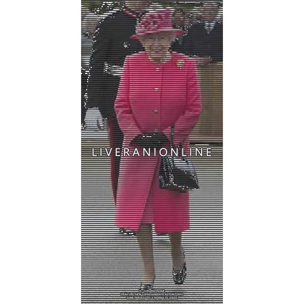 HM The Queen accompanied by HRH The Duke of Edinburgh and visit Chester Zoo where the Queen travelled by Monorail and visited the new Rhino Paddock and unveiled a plaque at the entrance ©photoshot/AGENZIA ALDO LIVERANI SAS - ITALY ONLY - REALI INGLESI: la Regina Elisabetta II d\'inghilterra in visita lo zoo di Chester, percorsa da una monorotaia