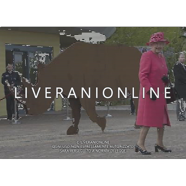 HM The Queen accompanied by HRH The Duke of Edinburgh and visit Chester Zoo where the Queen travelled by Monorail and visited the new Rhino Paddock and unveiled a plaque at the entrance ©photoshot/AGENZIA ALDO LIVERANI SAS - ITALY ONLY - REALI INGLESI: la Regina Elisabetta II d\'inghilterra in visita lo zoo di Chester, percorsa da una monorotaia