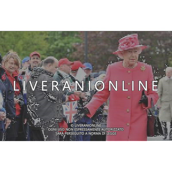 Queen Elizabeth II during her visit to Orford Jubilee Park, Warrington as part of her visit to the north west. ©photoshot/AGENZIA ALDO LIVERANI SAS - ITALY ONLY - REALI INGLESI: La Regina Elisabetta II durante la sua visita al Orford Jubilee Park