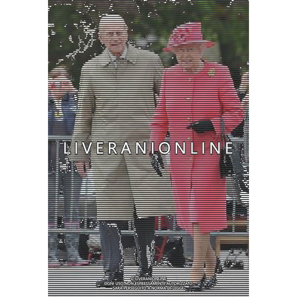 Queen Elizabeth II and the Duke of Edinburgh during her visit to Orford Jubilee Park, Warrington as part of her visit to the north west. ©photoshot/AGENZIA ALDO LIVERANI SAS - ITALY ONLY - REALI INGLESI: La Regina Elisabetta II durante la sua visita al Orford Jubilee Park