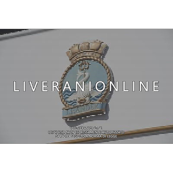 HM The Queen accompanied by HRH The Duke of Edinburgh embark on MY Leander at Ellesmere Port ©PHOTOSHOT/AGENZIA ALDO LIVERANI SAS - ITALY ONLY - REALI INGLESI: La Regina Elisabetta II d\'inghilterra in visita al Palazzo Reale Accrington Comune e mercato coperto durante le celebrazioni giubilari.