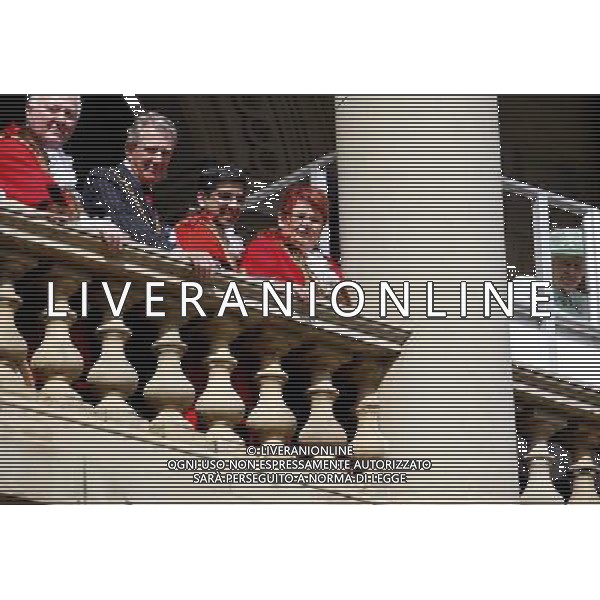 Queen Elizabeth II watches a parade from the balcony of Accrington Town hall during her visit to the town. The Queen and Duke are taking part in a two day tour as part of this years Jubilee celebrations. ©PHOTOSHOT/AGENZIA ALDO LIVERANI SAS - ITALY ONLY - REALI INGLESI: La Regina Elisabetta II d\'inghilterra in visita al Palazzo Reale Accrington Comune e mercato coperto durante le celebrazioni giubilari.