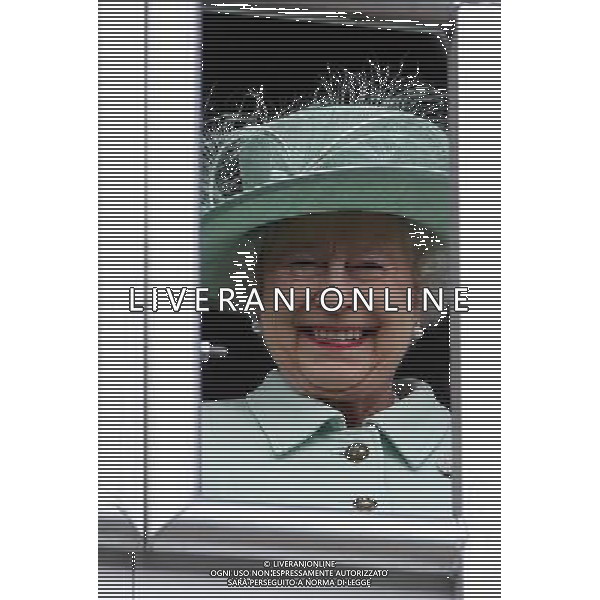 Queen Elizabeth II smiles as she watches a parade during a visit to Accrington, Lancashire. The Queen and Duke are taking part in a two day tour as part of this years Jubilee celebrations. ©PHOTOSHOT/AGENZIA ALDO LIVERANI SAS - ITALY ONLY - REALI INGLESI: La Regina Elisabetta II d\'inghilterra in visita al Palazzo Reale Accrington Comune e mercato coperto durante le celebrazioni giubilari.