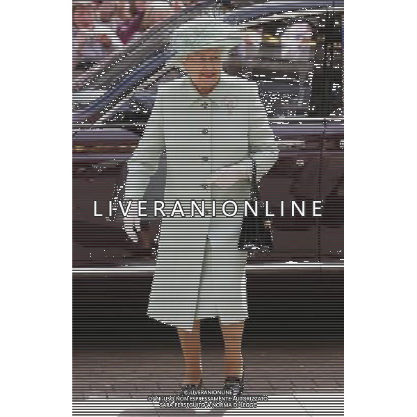 Queen Elizabeth II arrives in her Royal car for a visit to Accrington Town Hall and Market Hall. The Queen and Duke are taking part in a two day tour as part of this years Jubilee celebrations. ©PHOTOSHOT/AGENZIA ALDO LIVERANI SAS - ITALY ONLY - REALI INGLESI: La Regina Elisabetta II d\'inghilterra in visita al Palazzo Reale Accrington Comune e mercato coperto durante le celebrazioni giubilari.