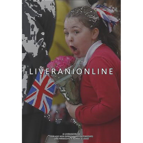 10-year-old Ellena Coglan from Accrington, who presented a bouquet to Queen Elizabeth II, shows her excitement as the Queen and the Duke of Edinburgh arrive in their Royal car for a visit to Accrington Town Hall and Market Hall. The Queen and Duke are taking part in a two day tour as part of this years Jubilee celebrations. ©PHOTOSHOT/AGENZIA ALDO LIVERANI SAS - ITALY ONLY - REALI INGLESI: La Regina Elisabetta II d\'inghilterra in visita al Palazzo Reale Accrington Comune e mercato coperto durante le celebrazioni giubilari.
