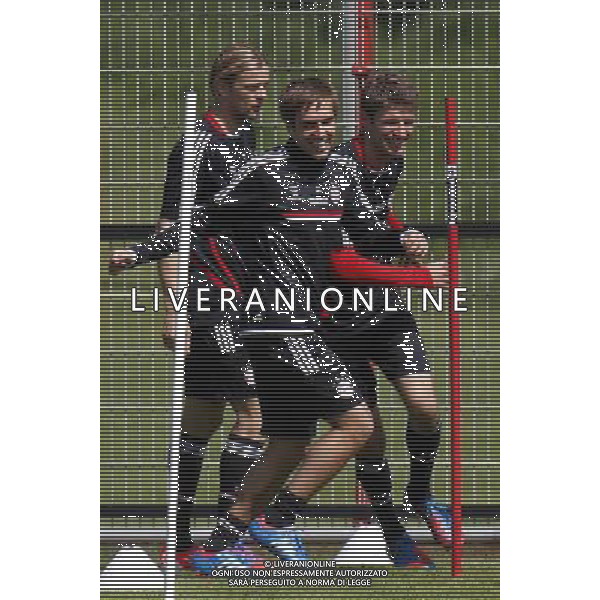 (120518) -- MUNICH, May 18, 2012 () -- Philipp Lahm (C) of FC Bayern Munich attends a training session for the UEFA Champions League Final at Sabener Strasse training ground in Munich, Germany May 18, 2012. FC Bayern Munich will fight for the champion with FC Chelsea.(/Wang Lili) ©photoshot/Agenzia Aldo Liverani Sas - ITALY ONLY - Allenamento del Bayern Monaco in previsione della finale UEFA Champions League a Monaco di Baviera, Germania 18 maggio 2012. FC Bayern Monaco affrontera\' il Chelsea FC.