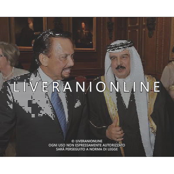 The Sultan of Brunei, Hassanal Bolkiah (left) and Bahrain\'s King Hamed bin Isa Al Khalifa during a reception in the Waterloo Chamber, before her Sovereign Monarchs Jubilee lunch at Windsor Castle. ©photoshot/Agenzia Aldo Liverani Sas - ITALY ONLY - REALI INGLESI: La regina d\'inghilterra incontra Re e regine, sovrani e capi di stato di 26 paesi stranieri al Castello di Windsor per un pranzo di celebrazione del Giubileo di diamante a Londra