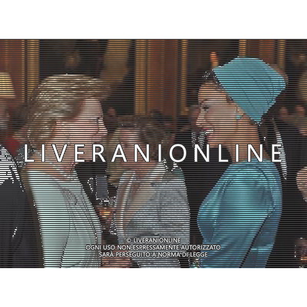 Anne-Marie, Queen of the Hellenes talks to the wife of the Emir of Qatar, during a reception in the Waterloo Chamber, before her Sovereign Monarchs Jubilee lunch at Windsor Castle. ©photoshot/Agenzia Aldo Liverani Sas - ITALY ONLY - REALI INGLESI: La regina d\'inghilterra incontra Re e regine, sovrani e capi di stato di 26 paesi stranieri al Castello di Windsor per un pranzo di celebrazione del Giubileo di diamante a Londra