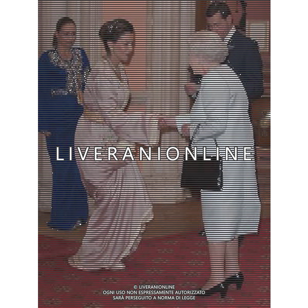 Queen Elizabeth II greets Princess Lalla Meryem of Morocco at a lunch for Sovereign Monarch\'s held in honour of Queen Elizabeth II\'s Diamond Jubilee, at Windsor Castle, in Windsor, Berkshire. ©photoshot/Agenzia Aldo Liverani Sas - ITALY ONLY - REALI INGLESI: La regina d\'inghilterra incontra Re e regine, sovrani e capi di stato di 26 paesi stranieri al Castello di Windsor per un pranzo di celebrazione del Giubileo di diamante a Londra