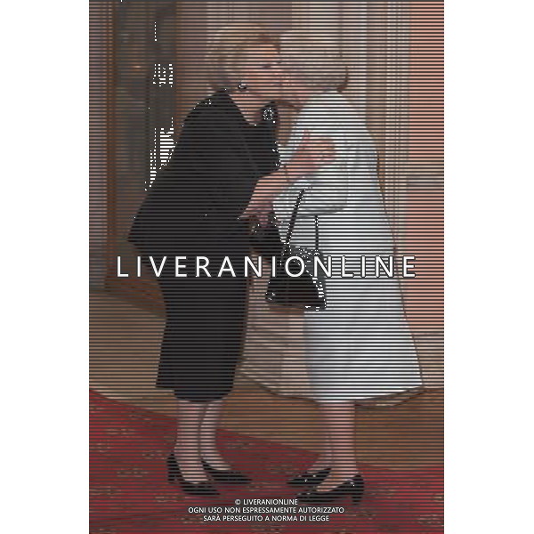 Queen Elizabeth II (right) greets the Queen of the Netherlands at a lunch for Sovereign Monarch\'s held in honour of Queen Elizabeth II\'s Diamond Jubilee, at Windsor Castle, in Windsor, Berkshire. ©photoshot/Agenzia Aldo Liverani Sas - ITALY ONLY - REALI INGLESI: La regina d\'inghilterra incontra Re e regine, sovrani e capi di stato di 26 paesi stranieri al Castello di Windsor per un pranzo di celebrazione del Giubileo di diamante a Londra
