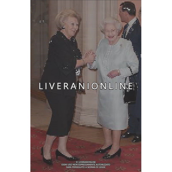 Queen Elizabeth II (right) greets the Queen of the Netherlands at a lunch for Sovereign Monarch\'s held in honour of Queen Elizabeth II\'s Diamond Jubilee, at Windsor Castle, in Windsor, Berkshire. ©photoshot/Agenzia Aldo Liverani Sas - ITALY ONLY - REALI INGLESI: La regina d\'inghilterra incontra Re e regine, sovrani e capi di stato di 26 paesi stranieri al Castello di Windsor per un pranzo di celebrazione del Giubileo di diamante a Londra