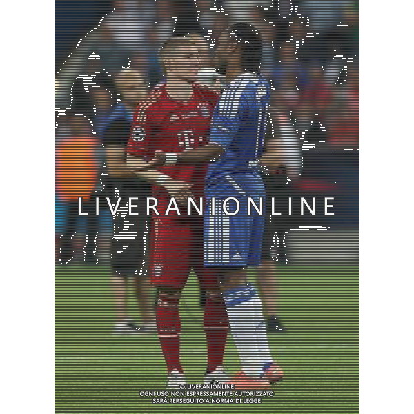 firo Fu§ball,Fussball, 19.05.2012 Uefa Champions League Finale 2012 Saison 2011/2012 Finale, Final, Uefa Champions League Finale in MŸnchen, CL, FC Bayern MŸnchen, Muenchen, FCB - Chelsea FC, 4 : 3 n.E. ganze Figur, Gestik, Bastian Schweinsteiger, Bayern, EnttŠuschung, Enttaeuschung, Gestik, links, rechts, Didier Drogba, Chelsea FC, $worldrightsEs gelten unsere AGB, einsehbar auf www.firosportphoto.de copyright by firo sportphoto: Coesfelder Str.207 48249 DŸlmen www.firosportphoto.de mail@firosportphoto.de (V o l k s b a n k B o c h u m - W i t t e n ) BLZ.: 430 601 29 Kt. Nr.: 341 117 100 Tel:Ê 02594 - 9916004 Fax:Ê02594 - 9916005 AG ALDO LIVERANI S A S ONLY ITALY