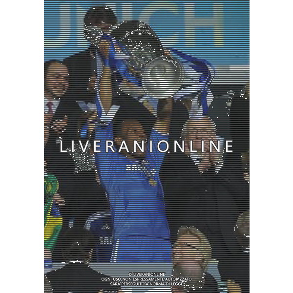 firo Fu§ball,Fussball, 19.05.2012 UEFA Champions League, Saison 2011/2012 Final, Finale FC Bayern MŸnchen - FC Chelsea 4:5 n.E. DROGBA, Chelsea mit Pokal $worldrights ,Es gelten unsere AGB, einsehbar auf www.firosportphoto.de, ¤ONLY FOR USE IN GERMANY !! Photo : ALDO LIVERANI, copyright by firo sportphoto: Coesfelder Str. 207 D-48249 DŸlmen www.firosportphoto.de, mail@firosportphoto.de (V o l k s b a n k B oc h u m - W i t t e n ) BLZ.: 430 601 29 Kt. Nr.: 341 117 100 Tel:Ê +49-2594-9916004 AG ALDO LIVERANI S A S ONLY ITALY