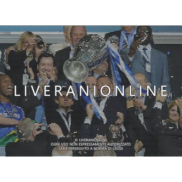 firo Fu§ball,Fussball, 19.05.2012 UEFA Champions League, Saison 2011/2012 Final, Finale FC Bayern MŸnchen - FC Chelsea 4:5 n.E. Roman ABRAMOVICH, Chelsea mit Pokal $worldrights ,Es gelten unsere AGB, einsehbar auf www.firosportphoto.de, ¤ONLY FOR USE IN GERMANY !! Photo : ALDO LIVERANI, copyright by firo sportphoto: Coesfelder Str. 207 D-48249 DŸlmen www.firosportphoto.de, mail@firosportphoto.de (V o l k s b a n k B oc h u m - W i t t e n ) BLZ.: 430 601 29 Kt. Nr.: 341 117 100 Tel:Ê +49-2594-9916004 AG ALDO LIVERANI S A S ONLY ITALY