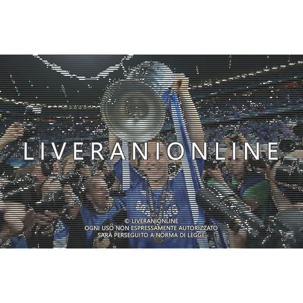 firo FuÃŸball,Fussball, 19.05.2012 UEFA Champions League, Saison 2011/2012 Final Finale TERRY FC Bayern MÃ¼nchen - FC Chelsea 3:4 n.V.E. John Terry mit Pokal $worldrightsEs gelten unsere AGB, einsehbar auf www.firosportphoto.de copyright by firo sportphoto: Coesfelder Str.207 48249 DÃ¼lmen www.firosportphoto.de mail@firosportphoto.de (V o l k s b a n k B o c h u m - W i t t e n ) BLZ.: 430 601 29 Kt. Nr.: 341 117 100 Tel:Â  02594 - 9916004 Fax:Â 02594 - 9916005 AG ALDO LIVERANI S A S ONLY ITALY