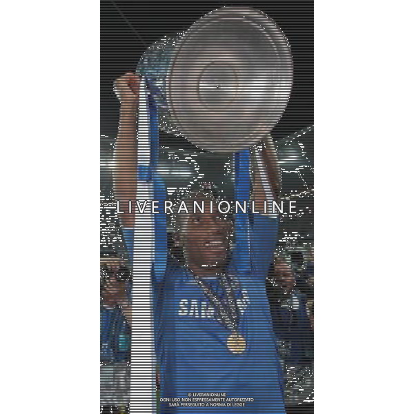firo FuÃŸball,Fussball, 19.05.2012 UEFA Champions League, Saison 2011/2012 Final Finale TERRY FC Bayern MÃ¼nchen - FC Chelsea 3:4 n.V.E. JUBEL MIT POKAL DIDIER DROGBA $worldrightsEs gelten unsere AGB, einsehbar auf www.firosportphoto.de copyright by firo sportphoto: Coesfelder Str.207 48249 DÃ¼lmen www.firosportphoto.de mail@firosportphoto.de (V o l k s b a n k B o c h u m - W i t t e n ) BLZ.: 430 601 29 Kt. Nr.: 341 117 100 Tel:Â  02594 - 9916004 Fax:Â 02594 - 9916005 AG ALDO LIVERANI S A S ONLY ITALY