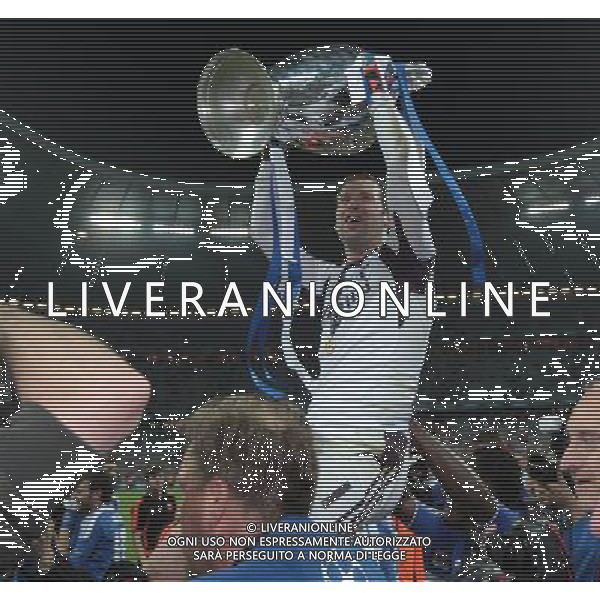 firo FuÃŸball,Fussball, 19.05.2012 UEFA Champions League, Saison 2011/2012 Final Finale FC Bayern MÃ¼nchen - FC Chelsea 3:4 n.V.E. Ptr Cech mit Pokal Jubel $worldrightsEs gelten unsere AGB, einsehbar auf www.firosportphoto.de copyright by firo sportphoto: Coesfelder Str.207 48249 DÃ¼lmen www.firosportphoto.de mail@firosportphoto.de (V o l k s b a n k B o c h u m - W i t t e n ) BLZ.: 430 601 29 Kt. Nr.: 341 117 100 Tel:Â  02594 - 9916004 Fax:Â 02594 - 9916005 AG ALDO LIVERANI S A S ONLY ITALY