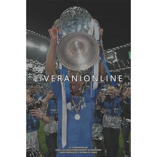 firo FuÃŸball,Fussball, 19.05.2012 UEFA Champions League, Saison 2011/2012 Final Finale FC Bayern MÃ¼nchen - FC Chelsea 3:4 n.V.E. Didier Drogba Jubel mit Pokal $worldrightsEs gelten unsere AGB, einsehbar auf www.firosportphoto.de copyright by firo sportphoto: Coesfelder Str.207 48249 DÃ¼lmen www.firosportphoto.de mail@firosportphoto.de (V o l k s b a n k B o c h u m - W i t t e n ) BLZ.: 430 601 29 Kt. Nr.: 341 117 100 Tel:Â  02594 - 9916004 Fax:Â 02594 - 9916005 AG ALDO LIVERANI S A S ONLY ITALY