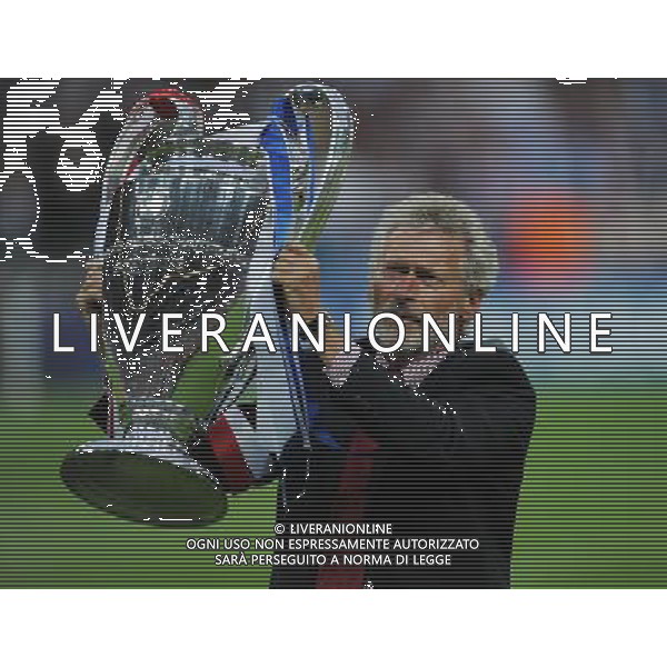 firo FuÃŸball,Fussball, 19.05.2012 UEFA Champions League, Saison 2011/2012 Final Finale FC Bayern MÃ¼nchen - FC Chelsea Paul Breitner prÃ¤sentiert vor dem Spiel den Pokal $worldrightsEs gelten unsere AGB, einsehbar auf www.firosportphoto.de copyright by firo sportphoto: Coesfelder Str.207 48249 DÃ¼lmen www.firosportphoto.de mail@firosportphoto.de (V o l k s b a n k B o c h u m - W i t t e n ) BLZ.: 430 601 29 Kt. Nr.: 341 117 100 Tel:Â  02594 - 9916004 Fax:Â 02594 - 9916005 AG ALDO LIVERANI S A S ONLY ITALY