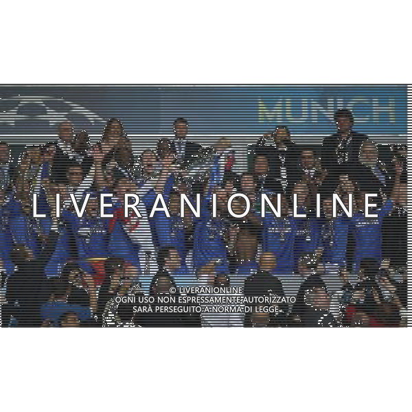 firo Fu§ball,Fussball, 19.05.2012 Uefa Champions League Finale 2012 Saison 2011/2012 Finale, Final, Uefa Champions League Finale in MŸnchen, CL, FC Bayern MŸnchen, Muenchen, FCB - Chelsea FC, Jubel, jubeln, Gestik, Siegerehrung, Pokal, Chelsea FC, $worldrightsEs gelten unsere AGB, einsehbar auf www.firosportphoto.de copyright by firo sportphoto: Coesfelder Str.207 48249 DŸlmen www.firosportphoto.de mail@firosportphoto.de (V o l k s b a n k B o c h u m - W i t t e n ) BLZ.: 430 601 29 Kt. Nr.: 341 117 100 Tel:Ê 02594 - 9916004 Fax:Ê02594 - 9916005 AG ALDO LIVERANI S A S ONLY ITALY