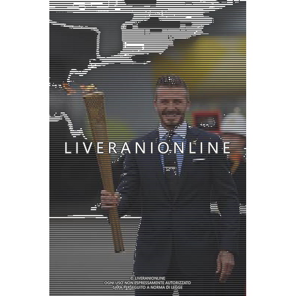 David Beckham with the torch during the ceremony to mark the arrival of the Olympic flame, at RNAS Culdrose, Cornwall. ©photoshot/Agenzia Aldo Liverani Sas - ITALY ONLY - Arrivo dell\'aereo che ha trasportato la fiamma olimpica delle Olimpiadi di londra 2012, fino alla base aerea RNAS Culdrose in Cornovaglia, Gran Bretagna, 18 maggio 2012 