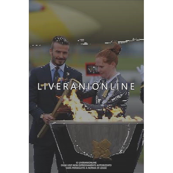 (120518) -- LONDON, May 18, 2012 () -- British soccer player and London 2012 Olympic Games ambassador David Beckham (L) lights the Olympic torch as the Olympic Flame arrives at RNAS Culdrose air base in Cornwall, Britain, May 18, 2012. (/Press Association) ©photoshot/Agenzia Aldo Liverani Sas - ITALY ONLY - Arrivo dell\'aereo che ha trasportato la fiamma olimpica delle Olimpiadi di londra 2012, fino alla base aerea RNAS Culdrose in Cornovaglia, Gran Bretagna, 18 maggio 2012 