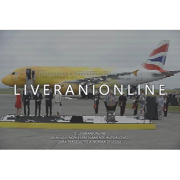 (120518) -- LONDON, May 18, 2012 () -- The ceremony marking the arrival of the Olympic Flame is held at RNAS Culdrose air base in Cornwall, Britain, May 18, 2012. (/Press Association) ©photoshot/Agenzia Aldo Liverani Sas - ITALY ONLY - Arrivo dell\'aereo che ha trasportato la fiamma olimpica delle Olimpiadi di londra 2012, fino alla base aerea RNAS Culdrose in Cornovaglia, Gran Bretagna, 18 maggio 2012 