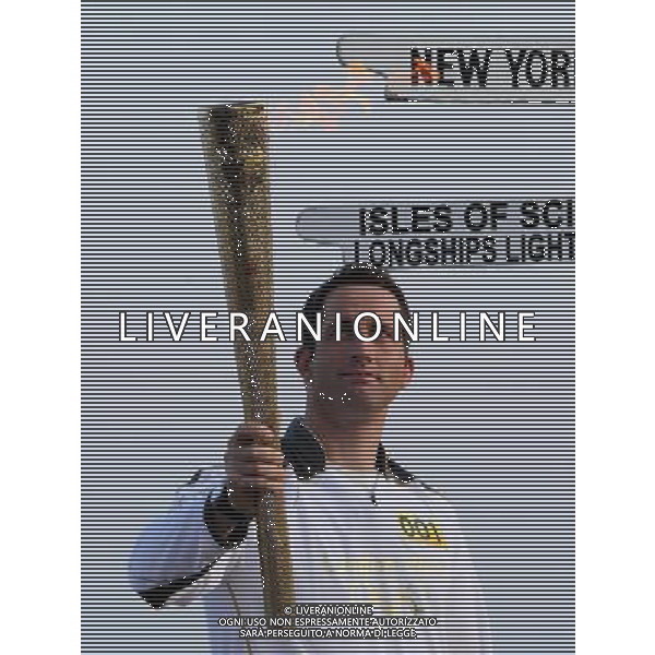 (120519) -- LAND\'S END, May 19, 2012 () -- British Olympic sailing hero and three time gold medalist Ben Ainslie holds the Olympic torch at the official start of the London 2012 Olympic games torch relay at Land\'s End, the United Kingdom, May 19, 2012. The torch relay will travel some 8,000 miles round the British Isles on its way to the Olympic Stadium in London for the opening of the summer games on July 27. (/Yin Gang) (jyc) ©photoshot/Agenzia Aldo Liverani Sas - ITALY ONLY - Ben Ainslie vincitore di tre medaglie d\'oro di vela olimpica con la fiamma olimpica all\'inizio ufficiale dei Giochi Olimpici Londra 2012 a Land \'s End, il Regno Unito, 19 maggio 2012. La torcia percorrera\' circa 8000 miglia intorno alle isole britanniche nel suo cammino verso lo Stadio Olimpico di Londra per l\'apertura dei giochi estivi il 27 luglio.