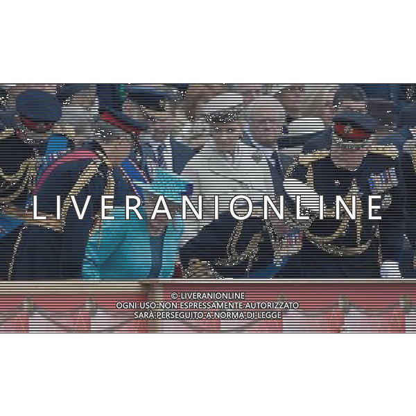 Queen\'s Diamond Jubilee Parade and Muster. Windsor. The Diamond Jubilee Armed Forces Parade and Muster Contingent comprises men and women from all trades within the Service, representing ships, submarines, air squadrons, shore establishments and Royal Marines units from all round the United Kingdom.19.5.12 ©photoshot/Agenzia Aldo Liverani Sas - ITALY ONLY - REALI INGLESI: Giubileo di Diamante della Regina d\'inghilterra, presente alla parata e adunata delle Forze Armate, del contingente composto da uomini e donne di tutti i mestieri all\'interno del Servizio, che rappresenta le navi, sottomarini, aerei, squadroni stabilimenti a terra e le unita\' della marina reale provenienti da tutto il Regno Unito.19.5.12 