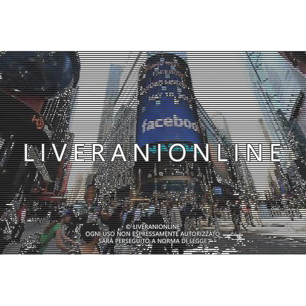 (120518) -- NEW YORK, May 18, 2012 () -- Pedestrians walk past the NASDAQ stock exchange in New York, the United States, May 18, 2012. Facebook went IPO on Friday.(/Shen Hong) (dzl) ©photoshot/Agenzia Aldo Liverani Sas - ITALY ONLY - Lo schermo elettronico del NASDAQ con il prezzo di offerta pubblica iniziale di Facebook quotato in borsa a New York, 18 maggio 2012