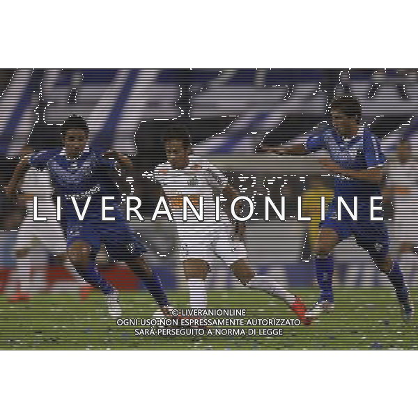 (120518) -- BUENOS AIRES , May 18, 2012 () -- Neymar (C) of Brazil\'s Santos drives the ball between Victor Zapata (L) and Gino Peruzzi of Argentina\'s Velez Sarsfield during their Copa Libertadores quarter-final first leg soccer match in Buenos Aires, Argentina, May 17, 2012. Velez Sarsfield won 1-0. (/Martin Zabala) (hcs) ©photoshot/Agenzia Aldo Liverani Sas - ITALY ONLY - ARGENTINA-BRASILE COPA LIBERTADORSE a Buenos Aires, Argentina, 17 maggio 2012.