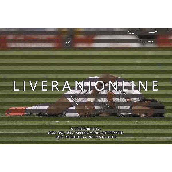 (120518) -- BUENOS AIRES , May 18, 2012 () -- Neymar of Brazil\'s Santos lies on the field after colliding with Gino Peruzzi (not pictured) of Argentina\'s Velez Sarsfield during their Copa Libertadores soccer match in Buenos Aires, Argentina, May 17, 2012. Velez Sarsfield won 1-0. (/Martin Zabala) (hcs) ©photoshot/Agenzia Aldo Liverani Sas - ITALY ONLY - ARGENTINA-BRASILE COPA LIBERTADORSE a Buenos Aires, Argentina, 17 maggio 2012.