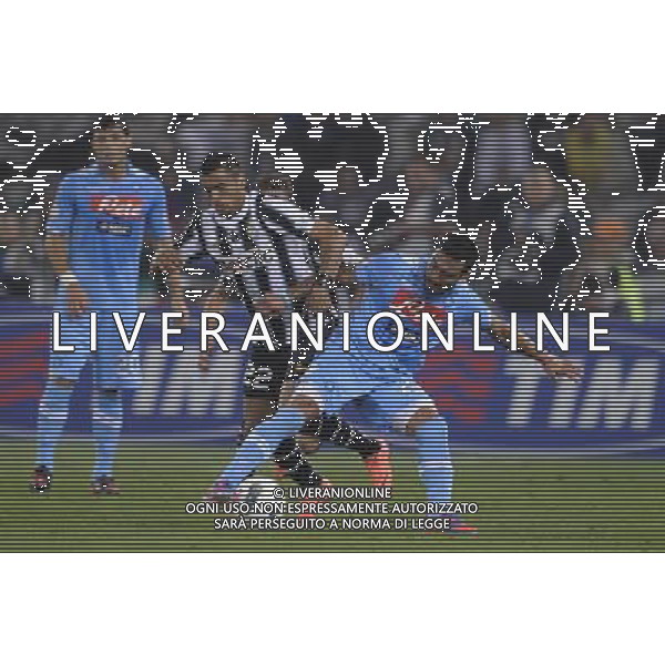 Roma - 20/05/2012 - Stadio Olimpico - Finale TIM CUP 2011/2012 - Juventus vs Napoli - nella foto: Ezequiel lavezzi e arturo Vidal Œ© Fabrizio Corradetti - Ag. Aldo Liverani sas