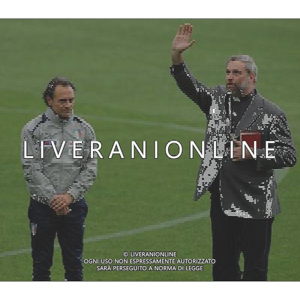 Raduno Nazionale Italiana Firenze - 21.05.2012 Allenamento Nella Foto:il prete benedice la nazionale italiana prandelli /Ph.Vitez-Ag. Aldo Liverani