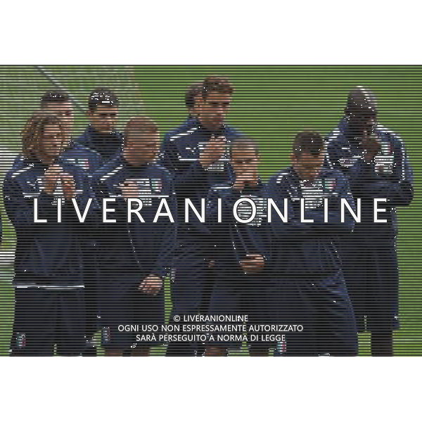 Raduno Nazionale Italiana Firenze - 21.05.2012 Allenamento Nella Foto:il prete benedice la nazionale italiana cassano indifferente /Ph.Vitez-Ag. Aldo Liverani