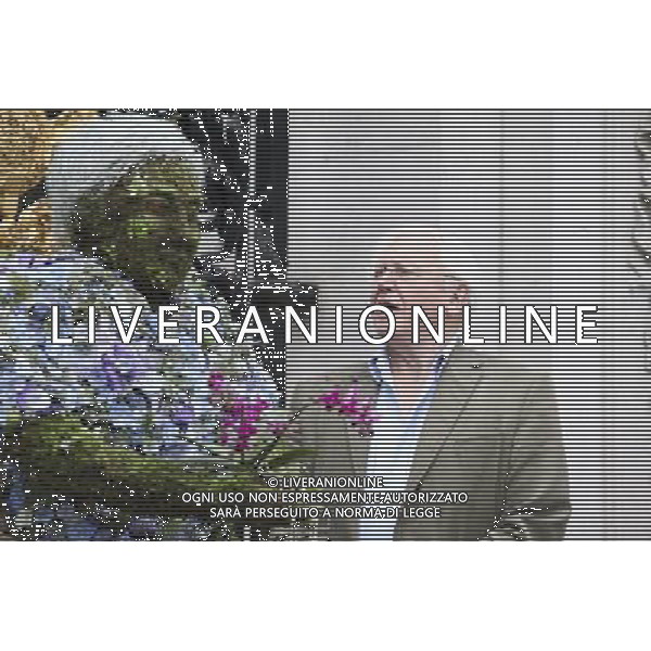 Sir David Attenborough unveils and pose with a life-size sculpture of himself created by three time RHS Chelsea Flower Show Gold Medallist and Best in Show winner (years 2009, 2010, 2011) artist Joe Massie at Kew Gardens on May 17, 2012 in London, England. Picture Zenon Stefaniak/LFI ©photoshot/AGENZIA ALDO LIVERANI SAS - ITALY ONLY - Sir David Attenborough con la scultura floreale da lui ideata e creata, davanti ai cancelli dei Kew Gardens 17/05/2012